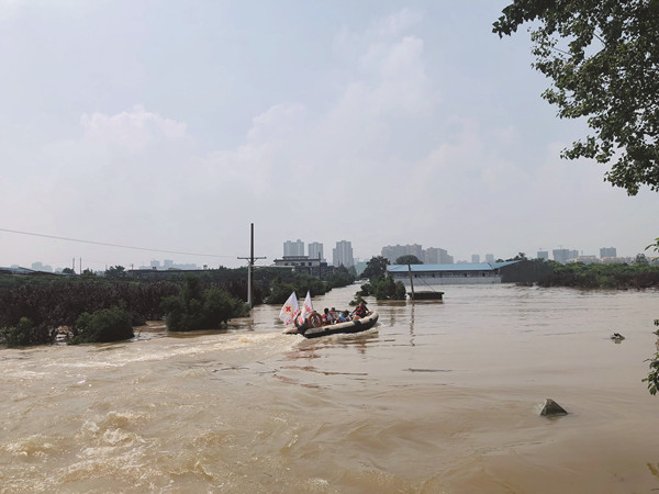 中国红十字救援队赴河南新乡暴雨灾区救灾