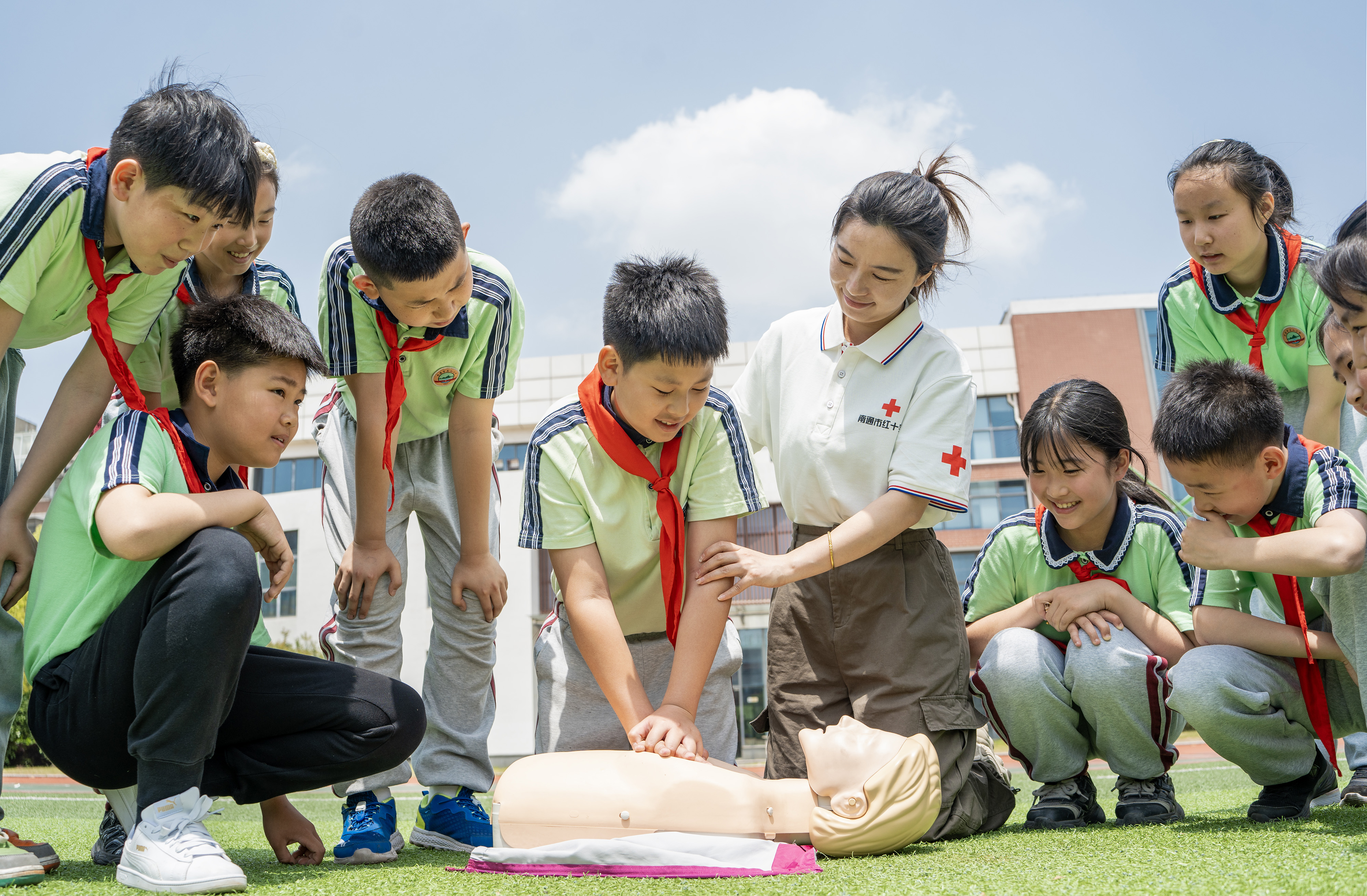 1b1 5月7日，南通市红十字应急救护师资走进南通市五山小学校，向小学生宣传红十字精神以及传授心肺复苏、创伤包扎等应急救护知识，提高小学生应急救护能力 (4).jpg