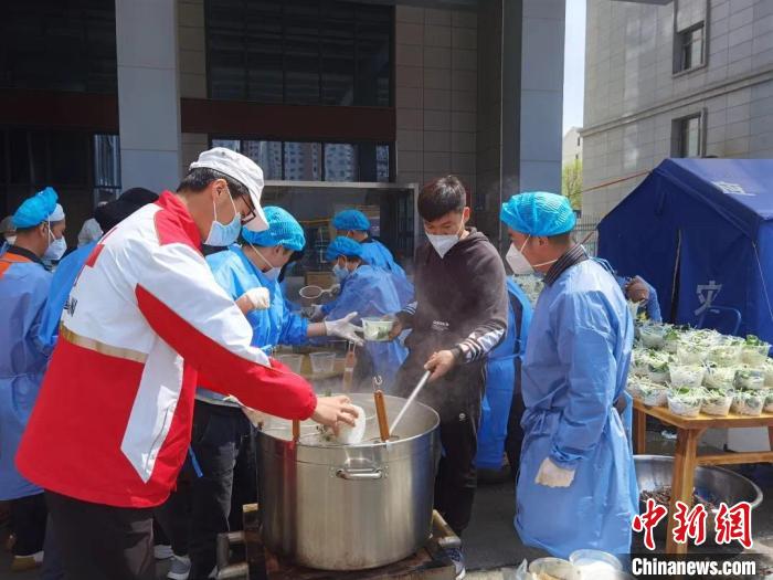 图为志愿者和服务人员们正在盛饭。 青海省红十字会 供图 图为志愿者和服务人员们正在盛饭。 青海省红十字会 供图