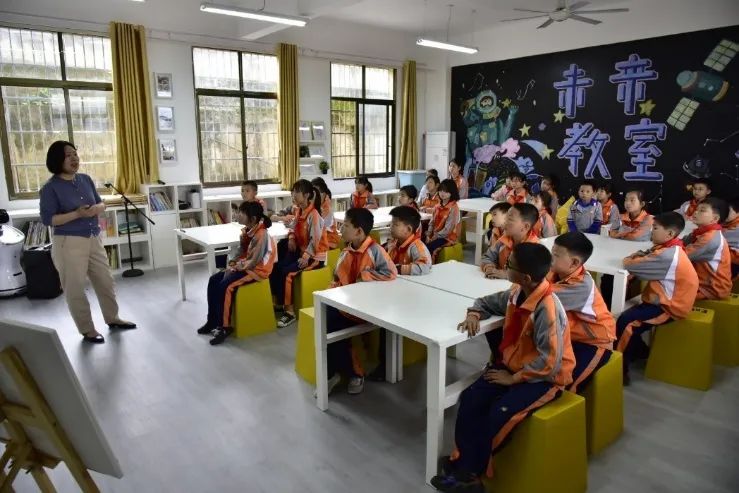 中国红十字基金会在湖北英山援建的10所未来教室交付使用