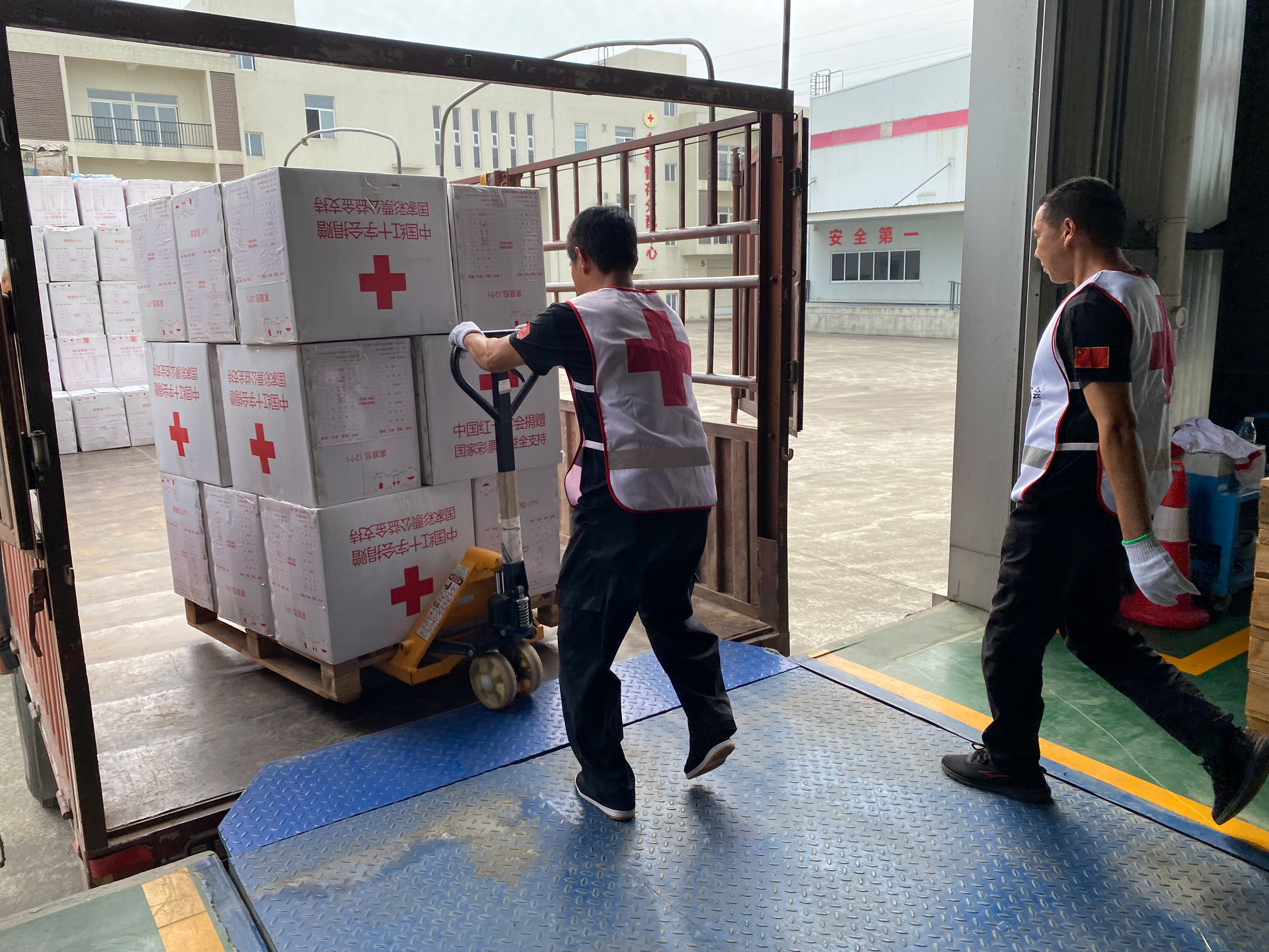 中国红十字会成都备灾救灾中心眉山仓库发运援助重庆水灾救灾物资。中国红十字会供图