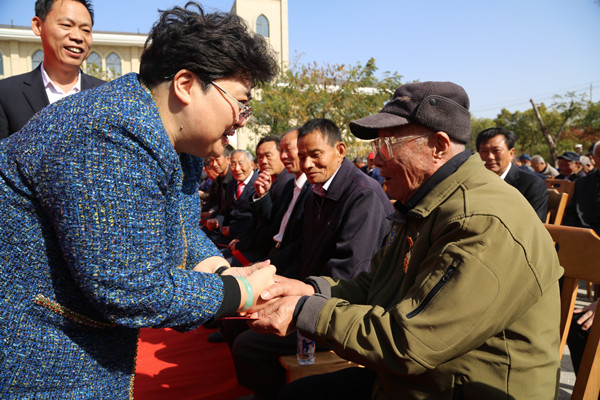 1、中国红十字会总会事业发展中心主任江丹为五保老人发放慰问金。_副本.jpg 1、中国红十字会总会事业发展中心主任江丹为五保老人发放慰问金。_副本.jpg