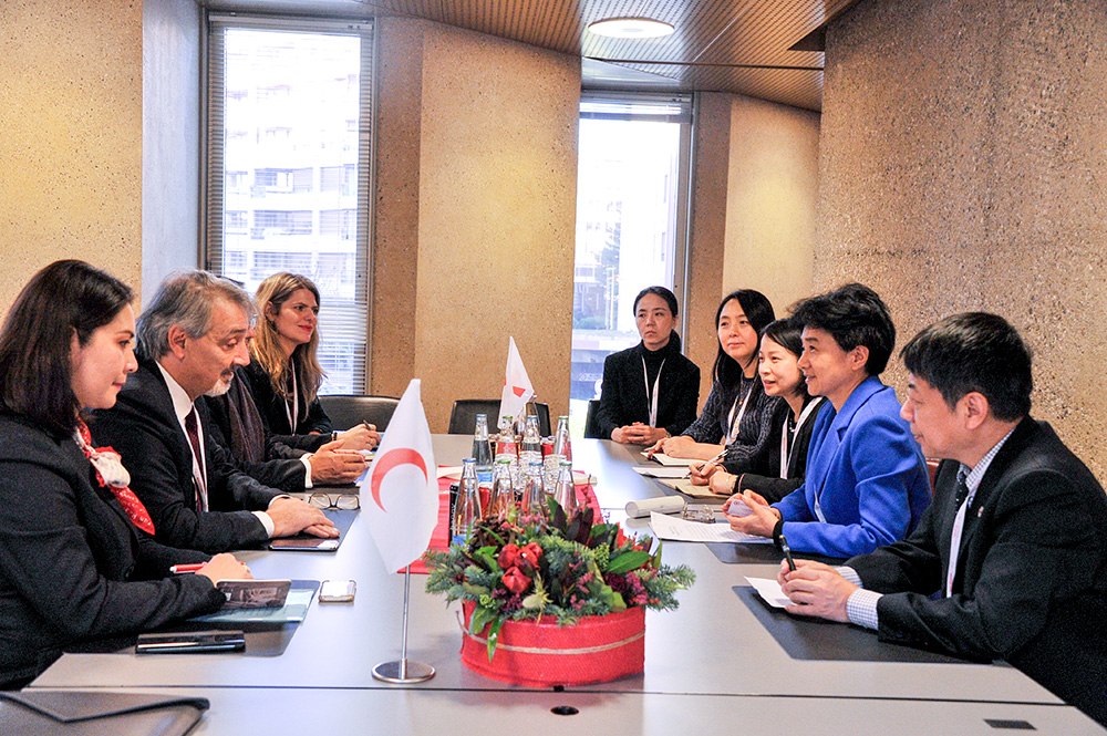 梁惠玲在日内瓦会见红十字会与红新月会国际联合会主席罗卡