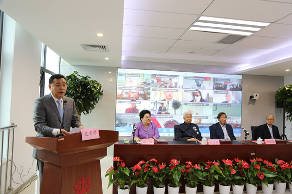 1、中国红十字会总会事业发展中心通过视频连线的形式，举办了“爱心汇聚红十字•携手同行战疫情暨纪念第73个世界红十字日”公益活动。图为中央广播电视总台主持人张宏民（左一）主持活动。.JPG