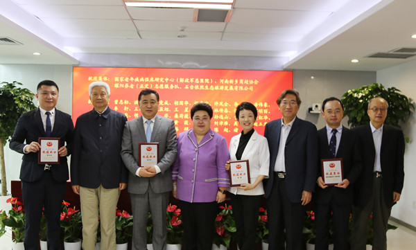 2、事业发展中心向疫情防控工作成绩突出的4个单位和39名个人颁发了“抗疫集体”和“抗疫战士”牌匾。.jpg