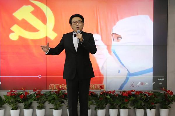 8、国家交响乐团一级演员赵玉龙演唱《致敬英雄》。.jpg