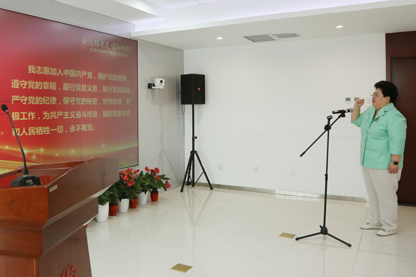 2、江丹主任领誓，带领党员再次重温入党誓词。.JPG