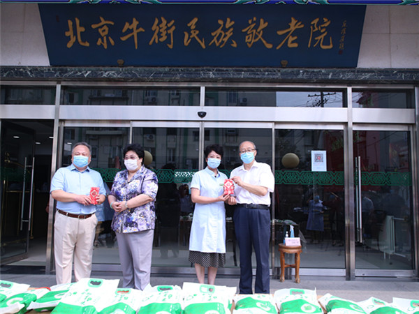江丹主任、史绍洁部长为牛街民族敬老院的部分复原老军人和百岁老人送上慰问金_副本.jpg 江丹主任、史绍洁部长为牛街民族敬老院的部分复原老军人和百岁老人送上慰问金_副本.jpg