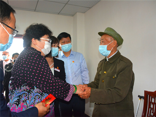 5、江丹主任一行来到于都县岭背镇光荣敬老院,慰问看望入住的老军人及老人们。_副本.jpg 5、江丹主任一行来到于都县岭背镇光荣敬老院,慰问看望入住的老军人及老人们。_副本.jpg