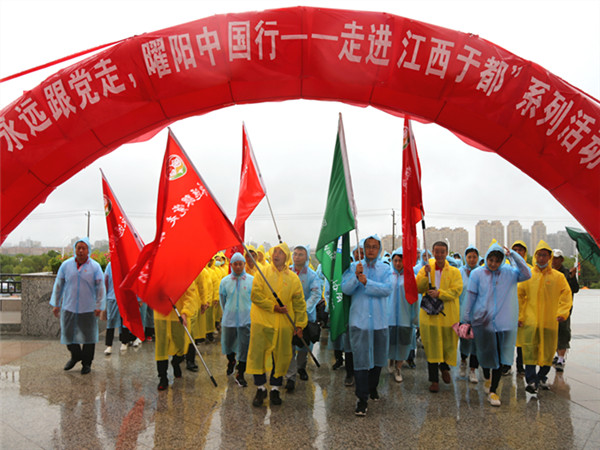 2、徒步爱好者准备出发。_副本.jpg 2、徒步爱好者准备出发。_副本.jpg