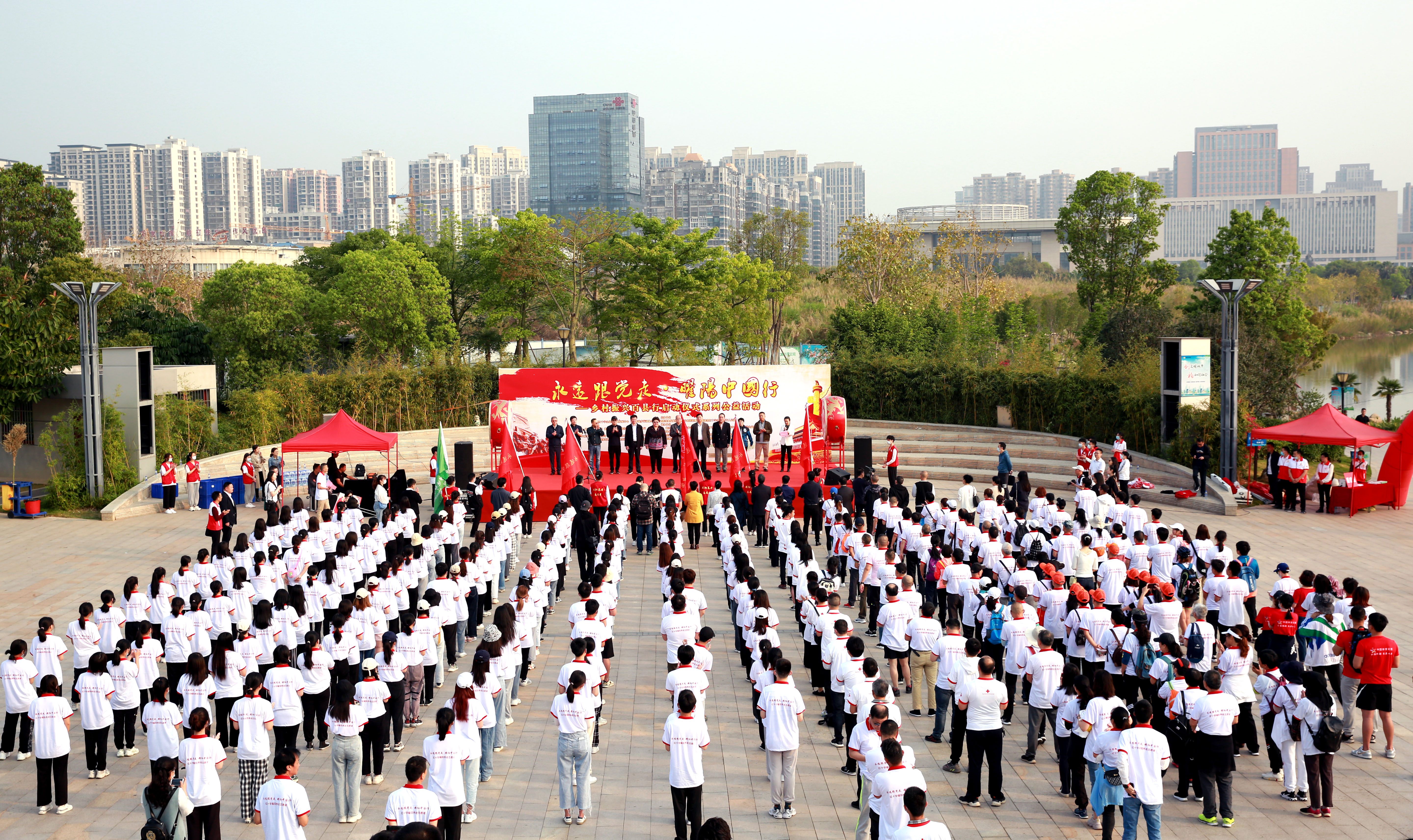15、“永远跟党走·曜阳中国行”徒步行活动在龙津湖公园广场举行启动仪式。（郭幸福 摄）.JPG