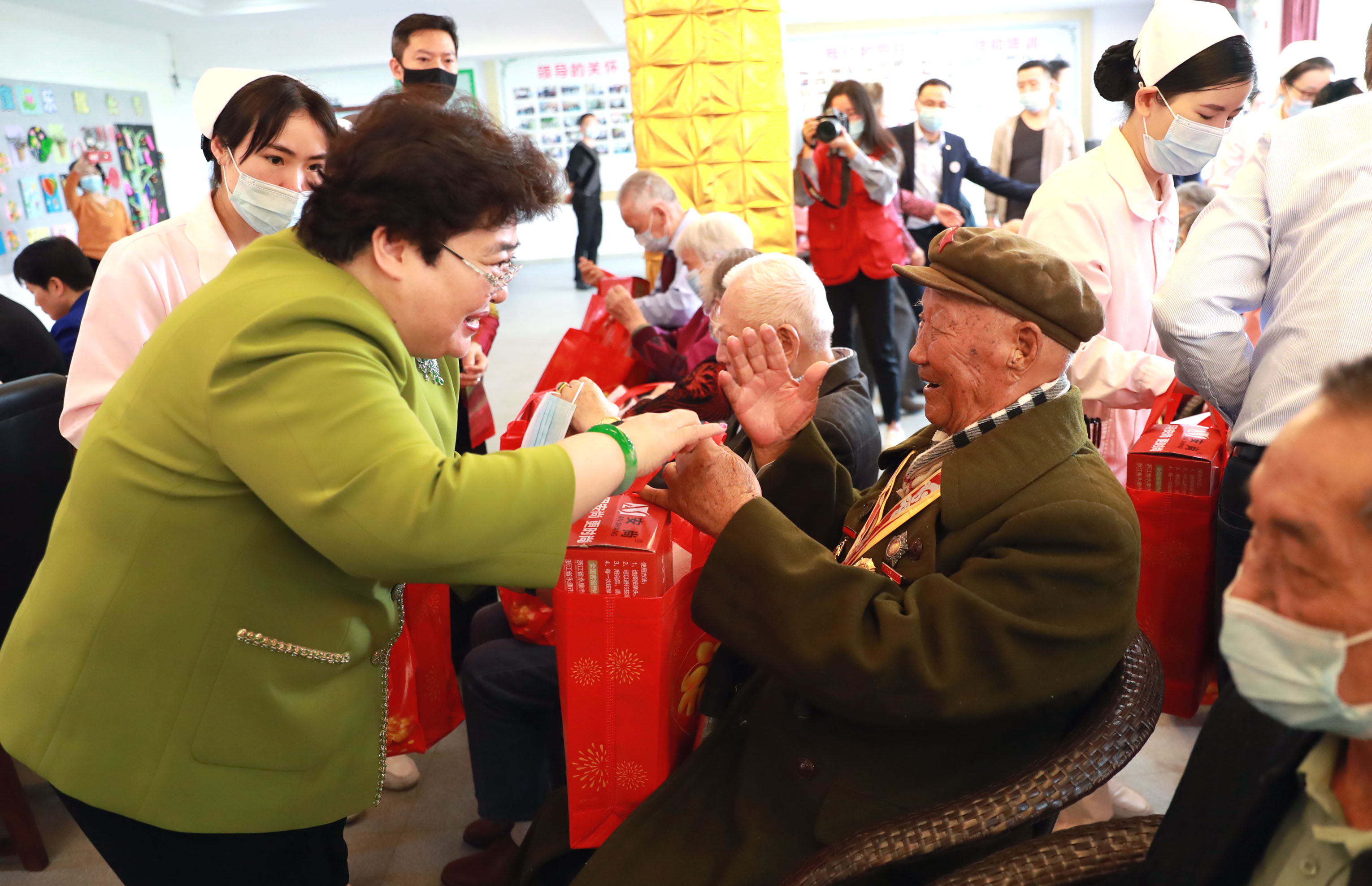 18、江丹主任一行来到龙岩市同心圆（香港）护理院，看望慰问入住老军人和老人们。（郭幸福 摄）.JPG