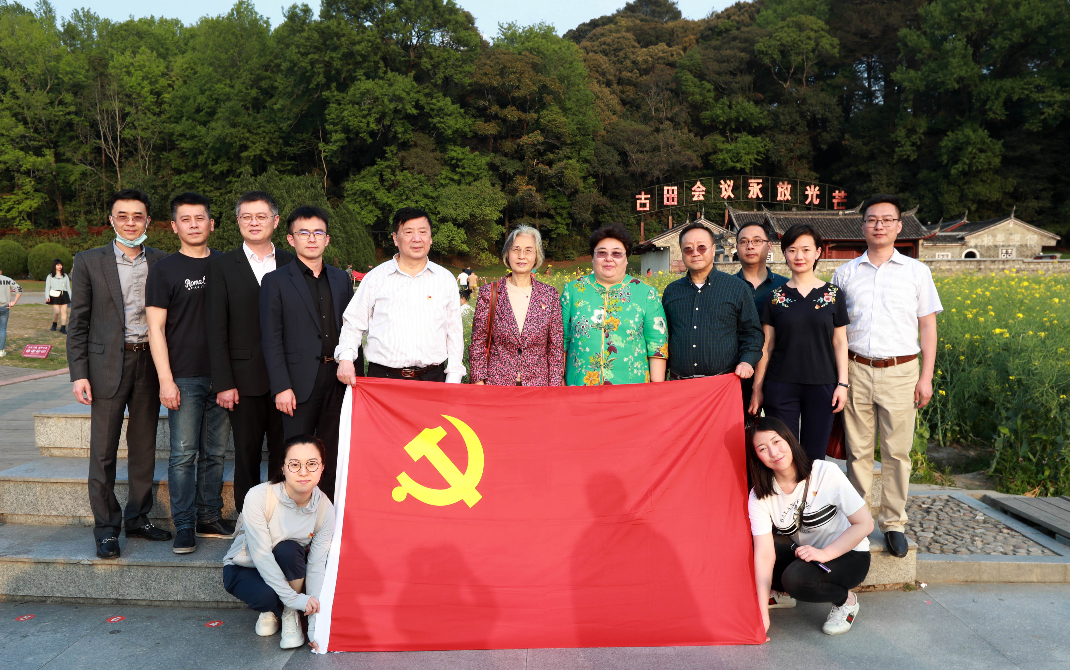 13、江丹主任一行怀着深切敬意，来到古田会议会址开展党史教育。（郭幸福 摄）.JPG