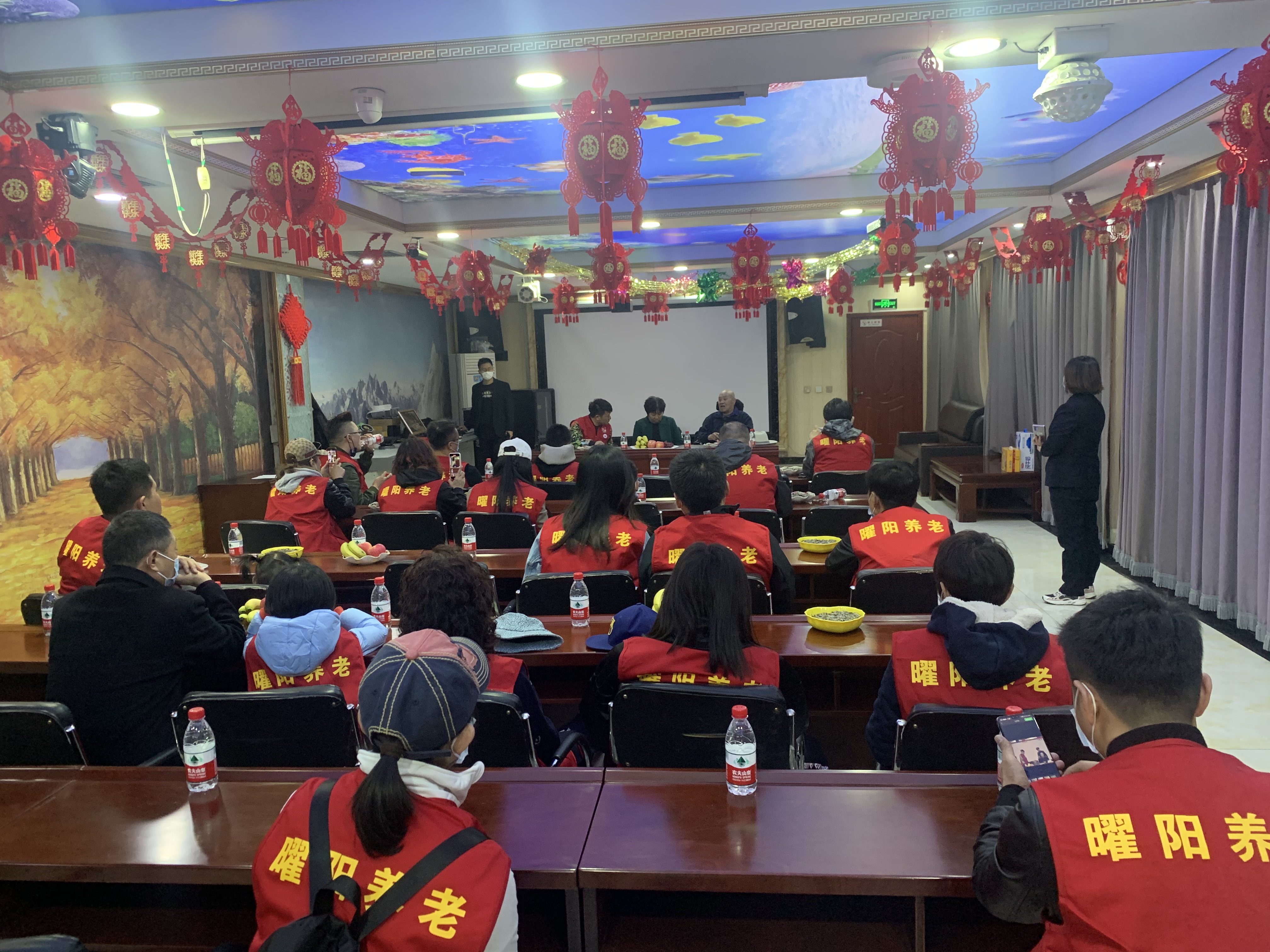 4志愿者们倾听革命故事.jpg 4志愿者们倾听革命故事.jpg