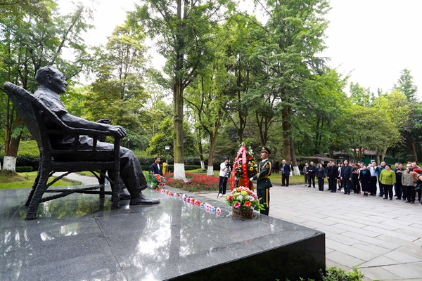 15在邓小平铜像广场举行献花仪式。.jpg