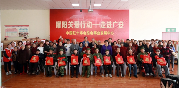 26与武胜县东双滨江康养中心全体老人合影。.jpg