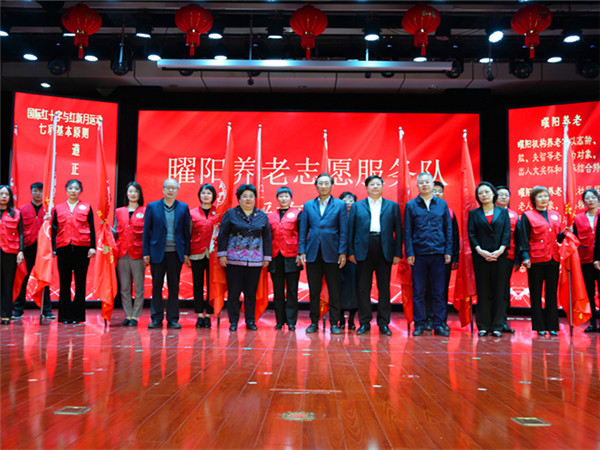 2、领导及嘉宾为志愿者团队授旗。_副本.jpg 2、领导及嘉宾为志愿者团队授旗。_副本.jpg