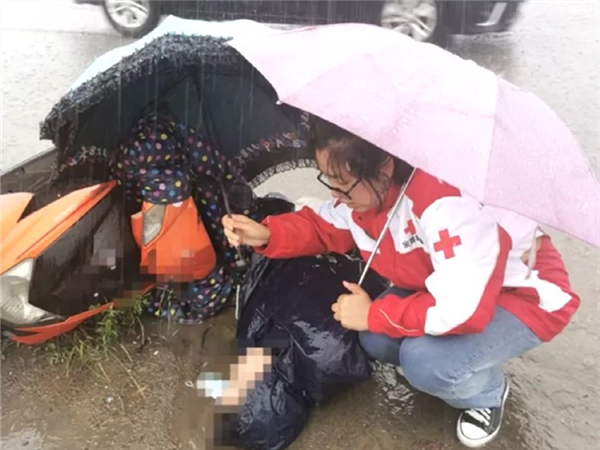 火了全国的“撑伞姐”是咱红十字人！她有个心愿……200_副本.png