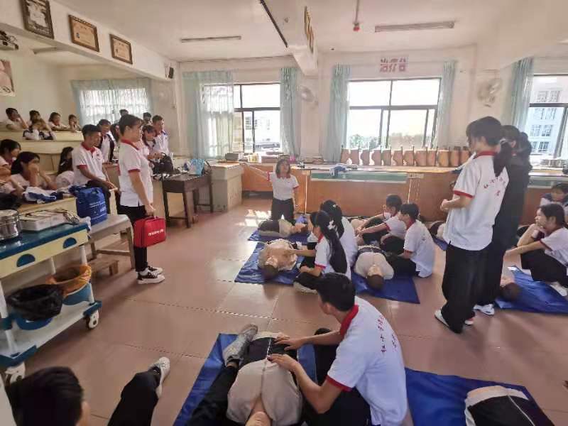 7.海南省红十字灾害应急救援中心的老师对学员们开展心肺复苏（CPR+AED）培训。.jpg