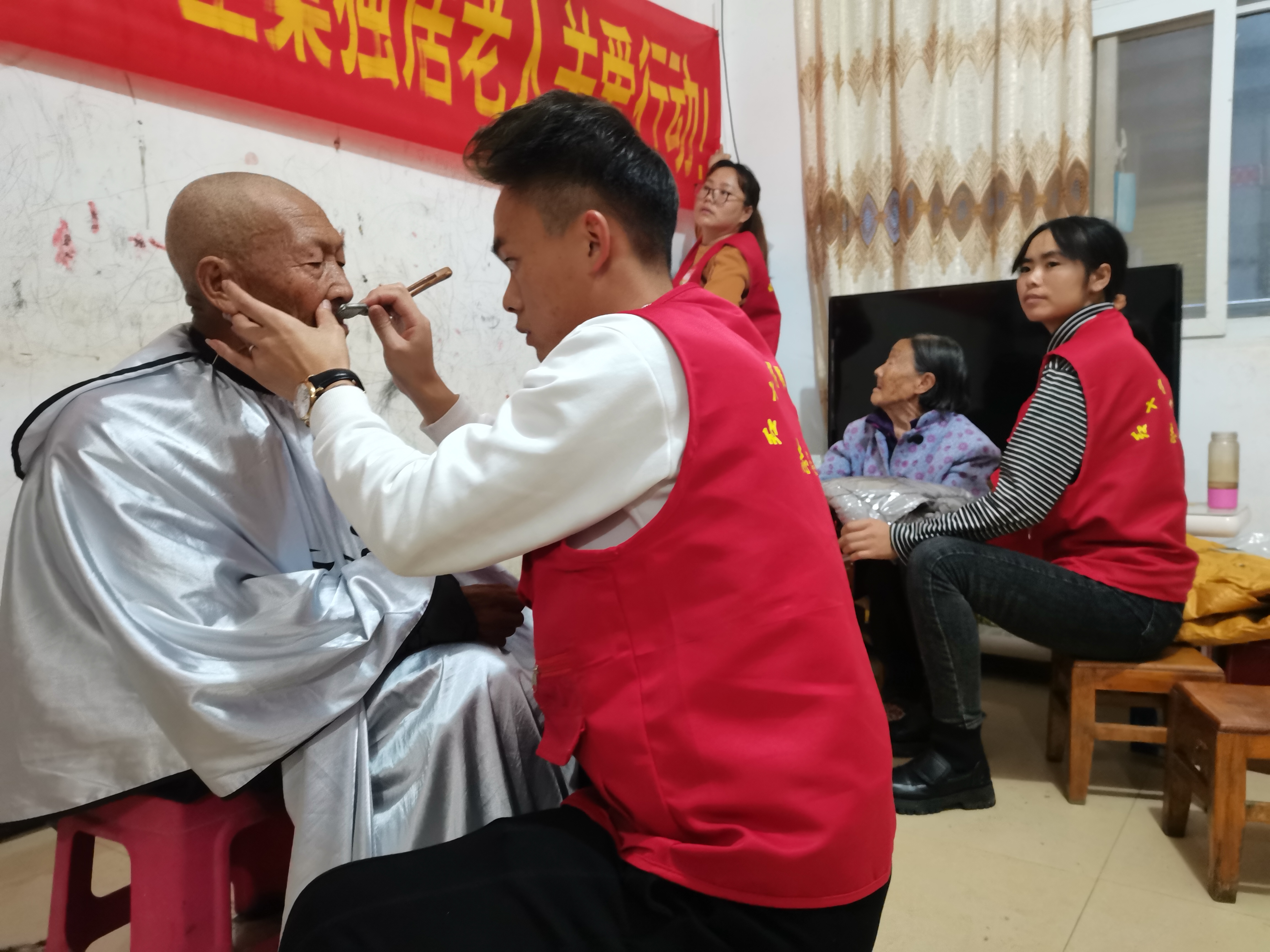 5.志愿者为老人修剪胡须。.jpg 5.志愿者为老人修剪胡须。.jpg