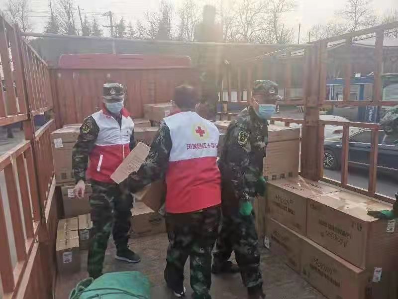 5、志愿者们正在搬运防疫物资2。.jpg