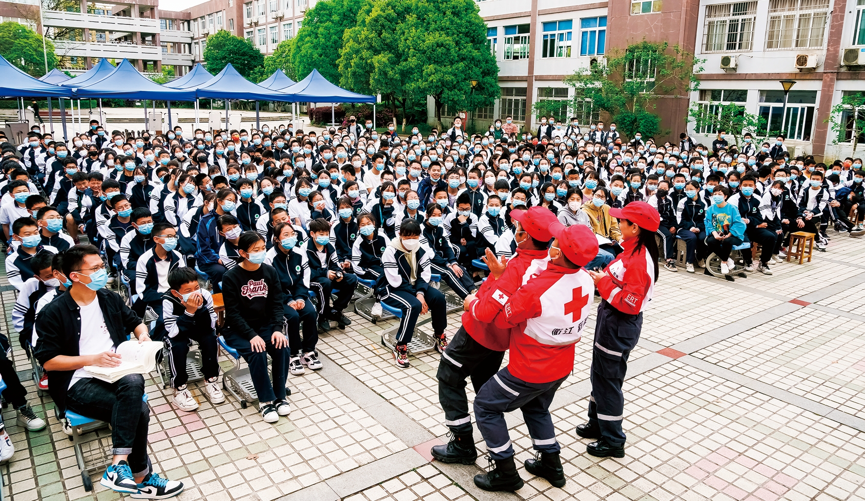 近日,浙江省衢州市菁才中学举行"珍爱生命,预防溺水"专题教育启动仪式
