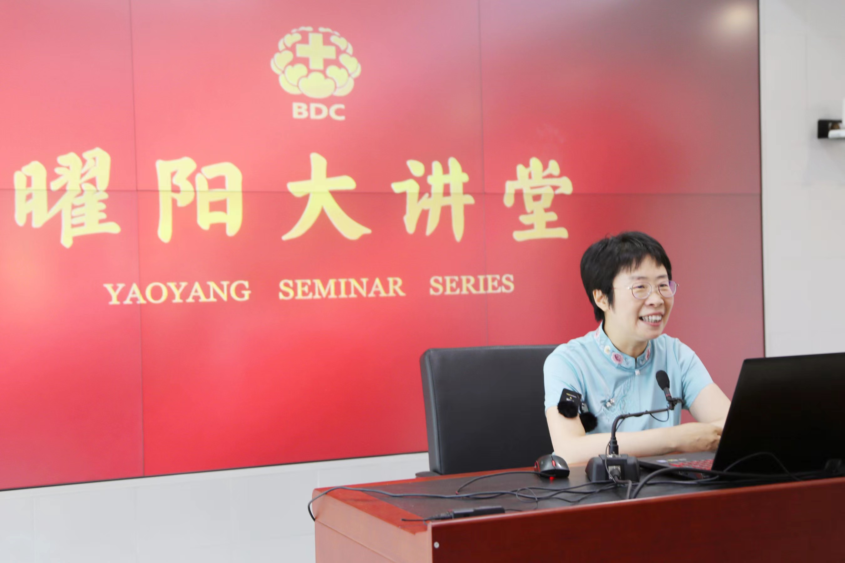 2、蒙曼老师在曜阳大讲堂授课。.jpg 2、蒙曼老师在曜阳大讲堂授课。.jpg
