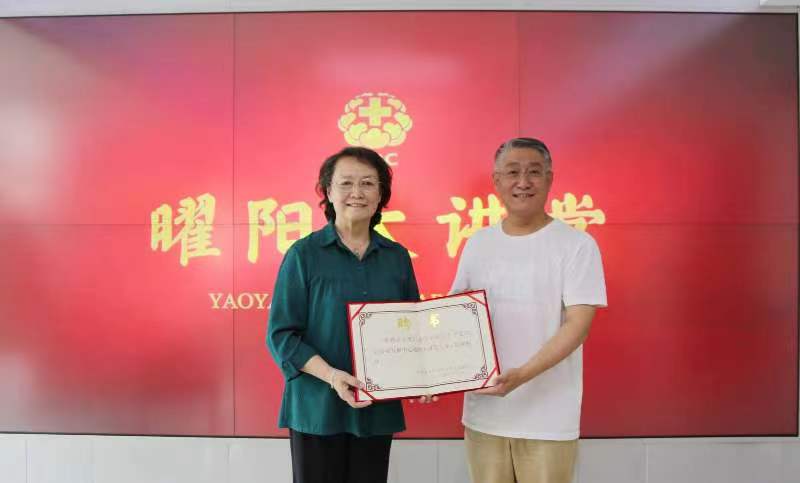 1.事业发展中心向李小鹰主任颁发聘书。.jpg 1.事业发展中心向李小鹰主任颁发聘书。.jpg