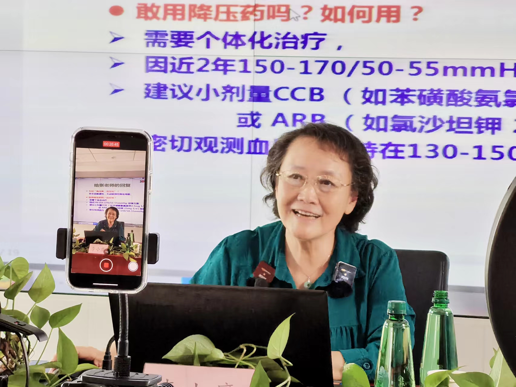 2.李小鹰主任在曜阳大讲堂授课。.jpg 2.李小鹰主任在曜阳大讲堂授课。.jpg