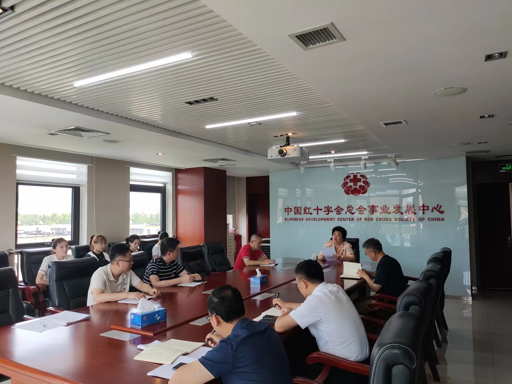 事业发展中心党支部书记江丹给中心全体党员讲党课。.jpg