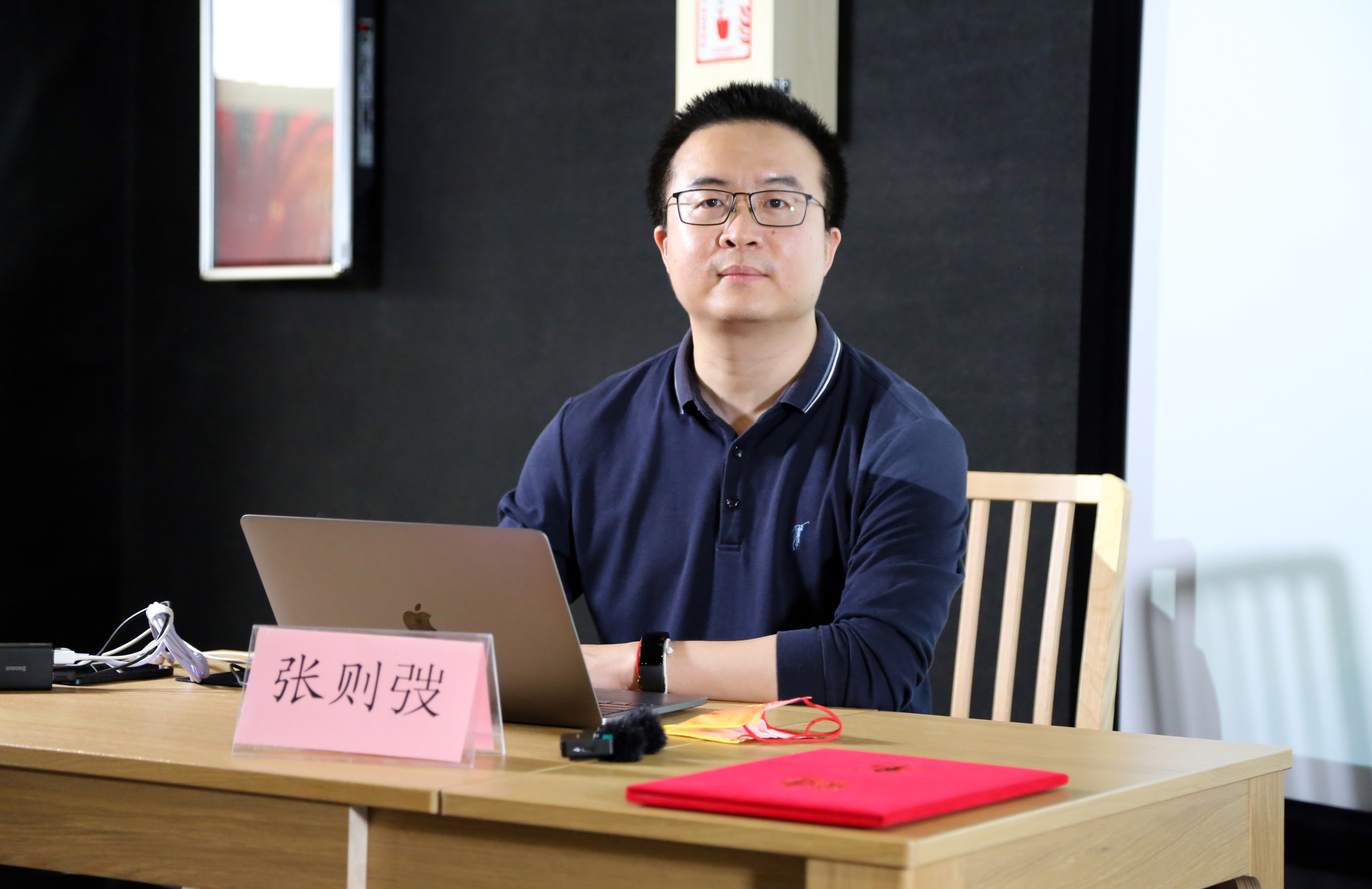 1、张则弢主任在曜阳大讲堂授课。.jpg 1、张则弢主任在曜阳大讲堂授课。.jpg