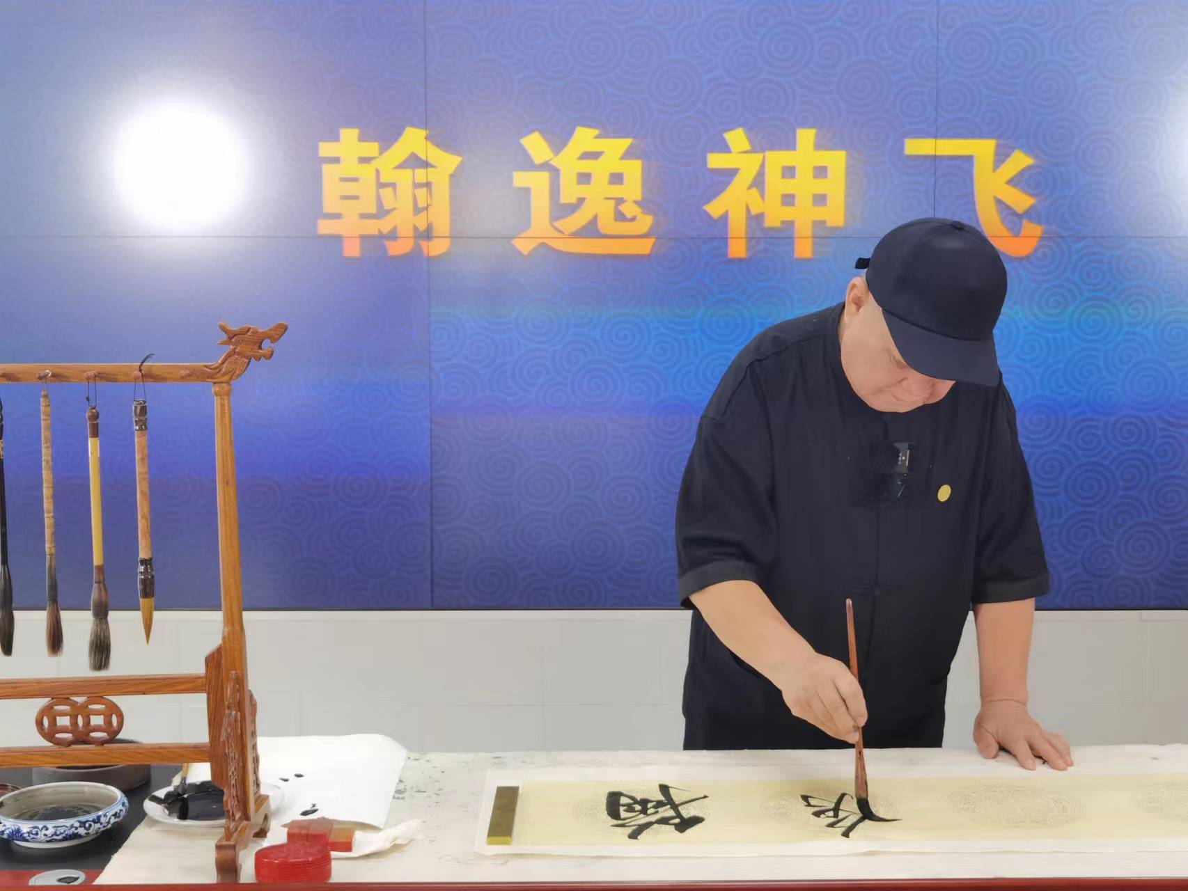 2、李洪海院长进行书法演示。.jpg