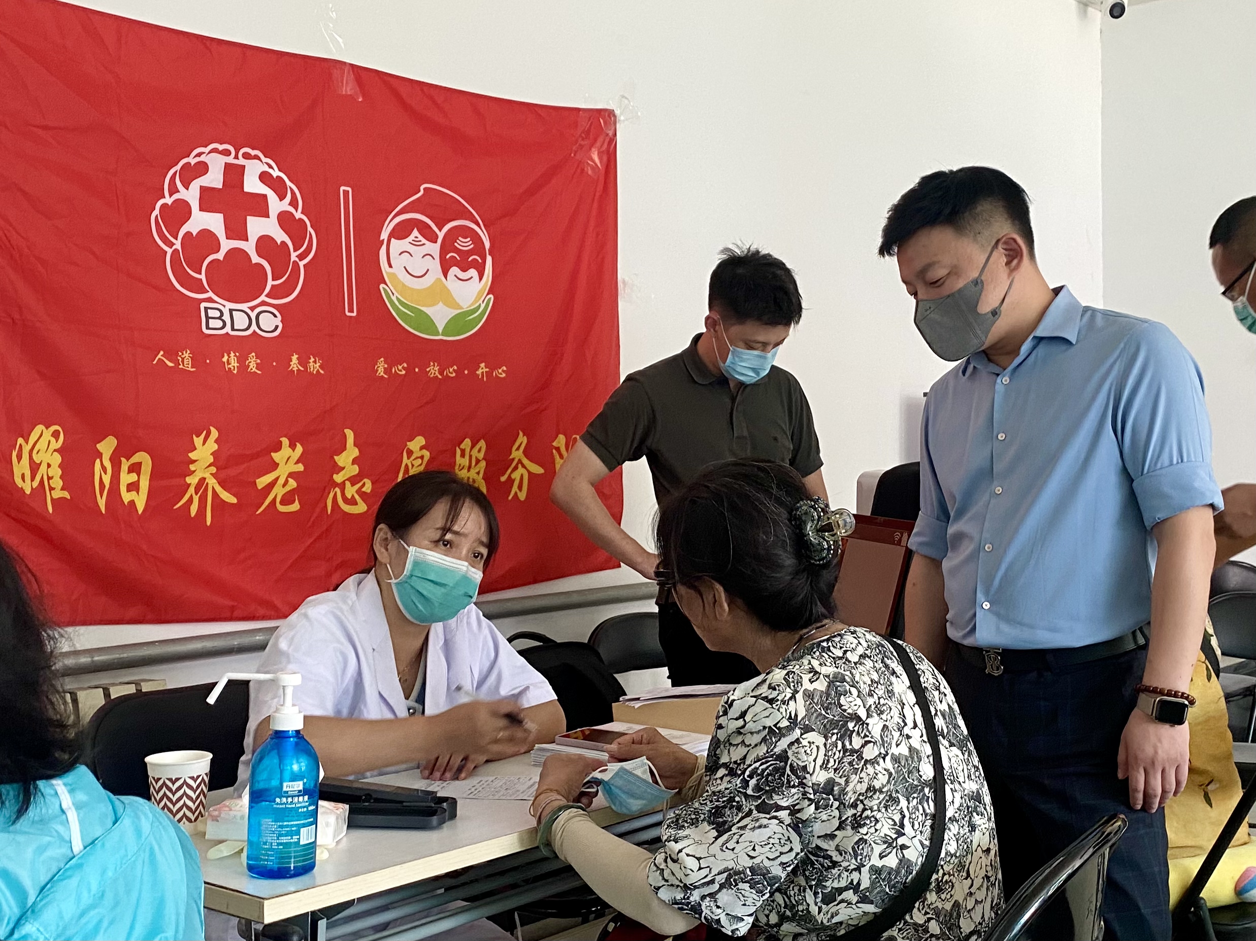 8.医生志愿者细致回答老人的问题。.jpg 8.医生志愿者细致回答老人的问题。.jpg