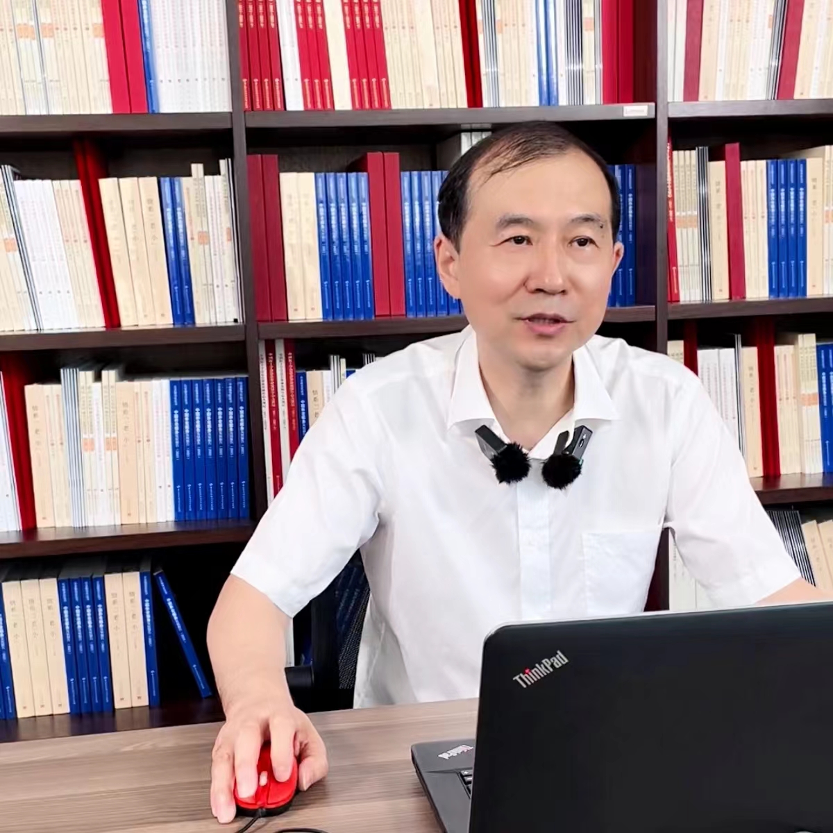 2.朱斌主任在曜阳大讲堂授课。.jpg 2.朱斌主任在曜阳大讲堂授课。.jpg
