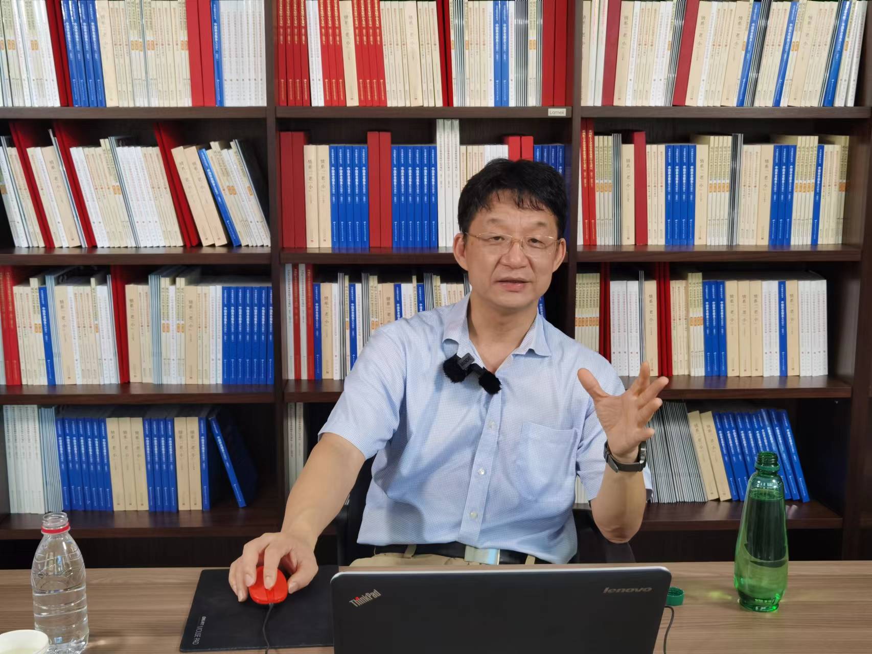 2.丁立祥主任在曜阳大讲堂授课。.jpg