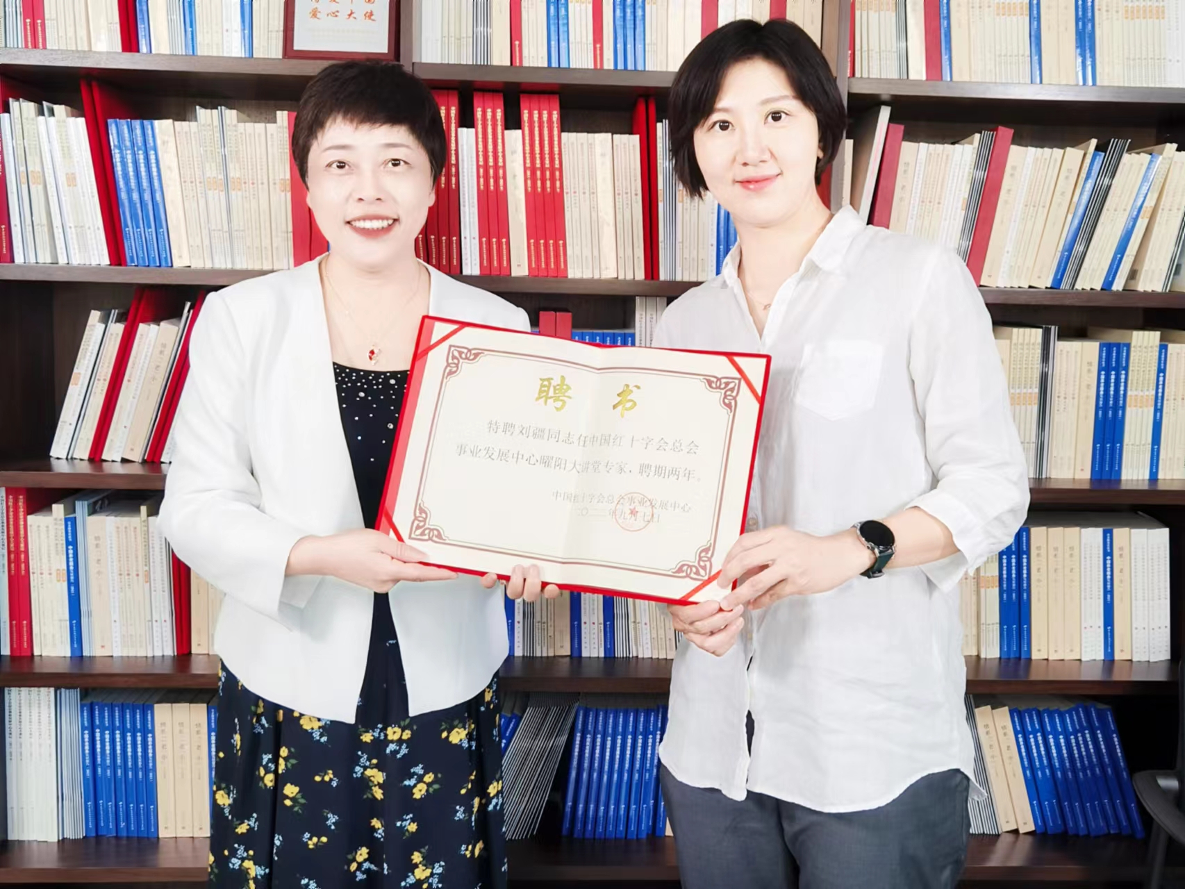 1、事业发展中心向刘疆律师颁发聘书。.jpg
