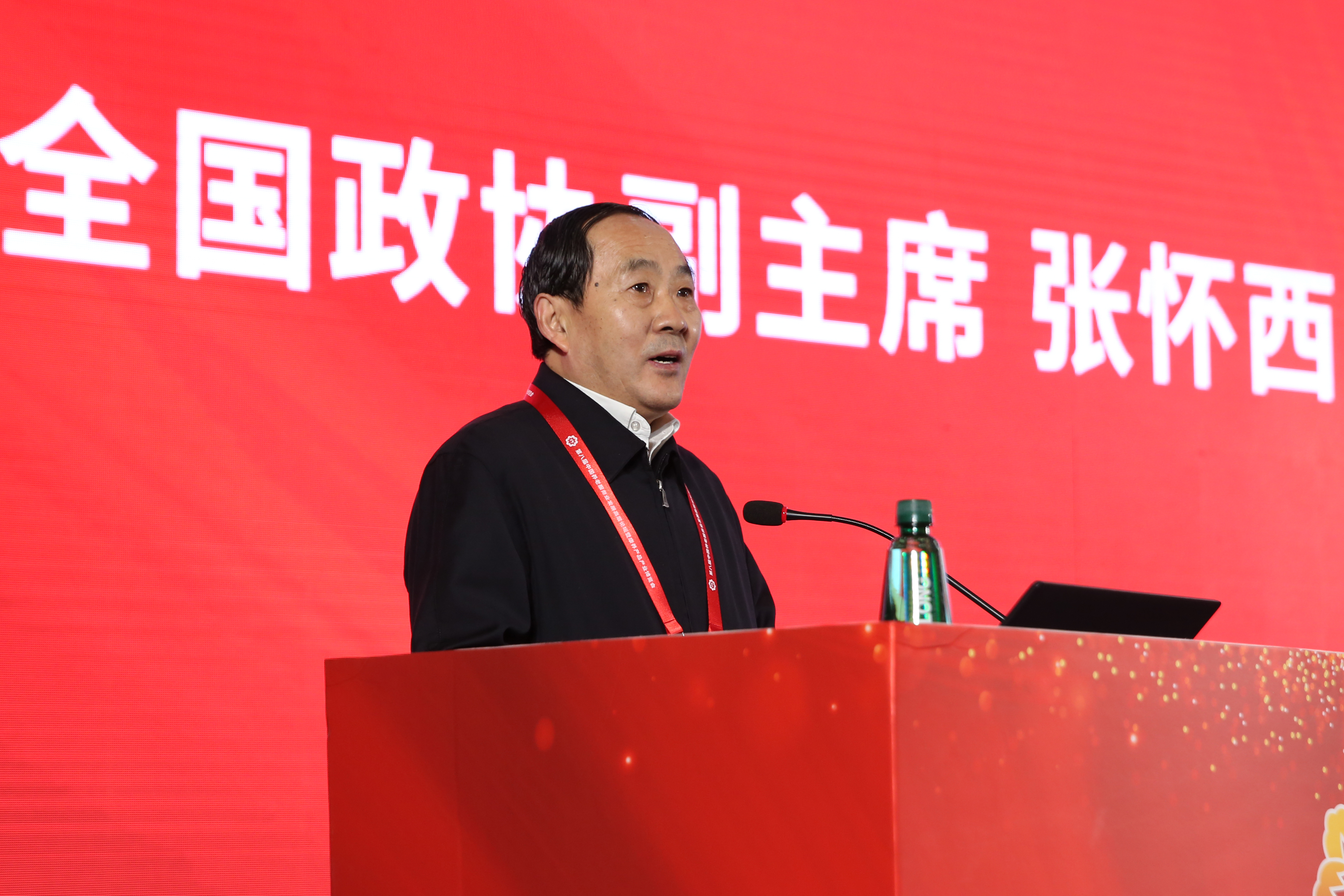 3、中国红十字会党组成员、副会长尹德明宣读十届全国政协副主席张怀西贺信。.jpg 3、中国红十字会党组成员、副会长尹德明宣读十届全国政协副主席张怀西贺信。.jpg