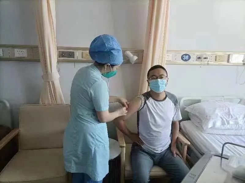 03小李在做捐献前准备.jpg