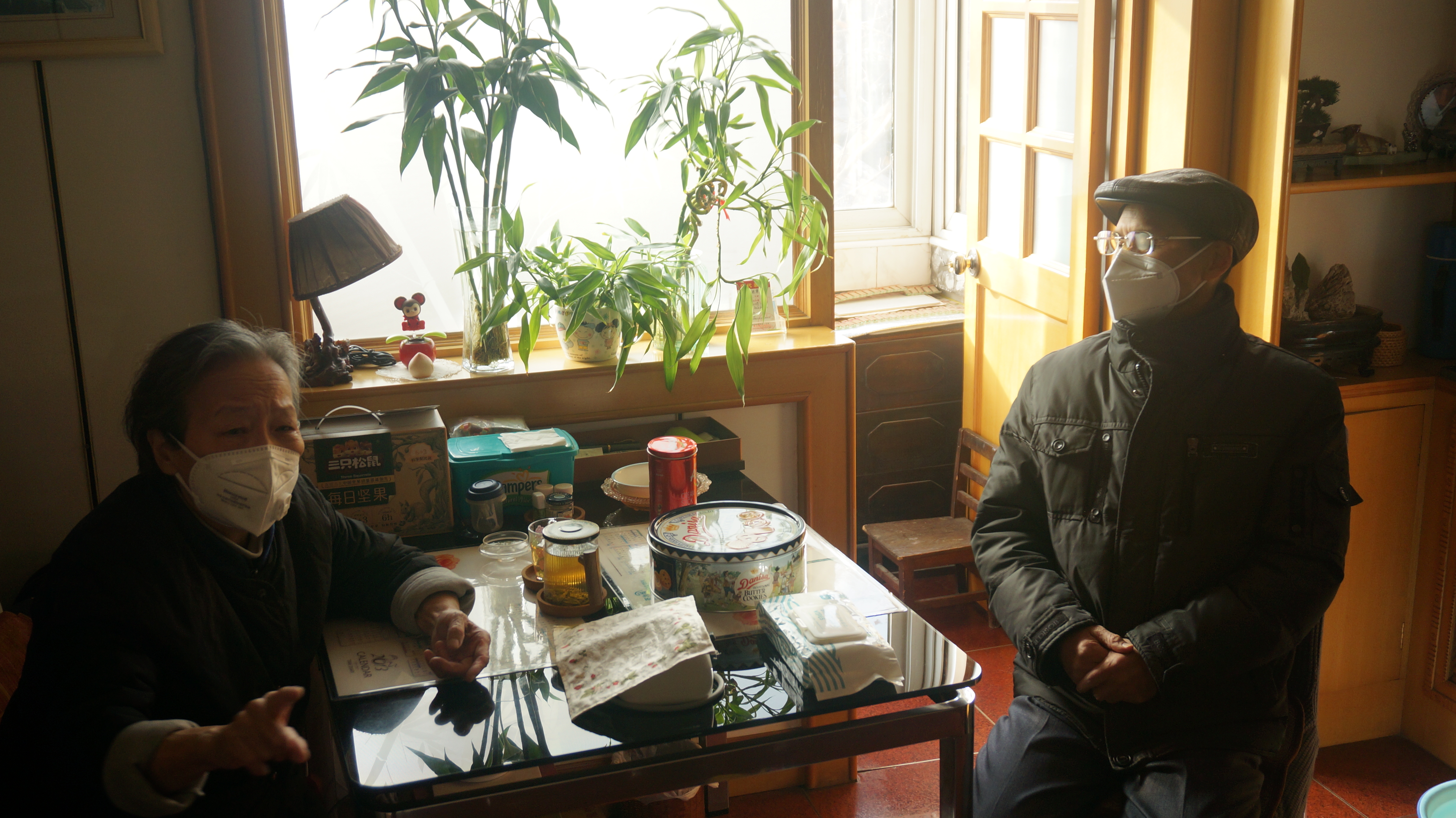 3.于建伟理事长看望慰问赵鸿雁老人。.jpg