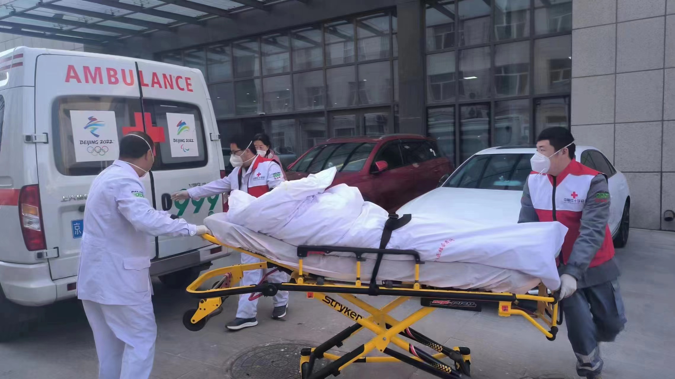 救护转运队在北京转运病人3.jpg