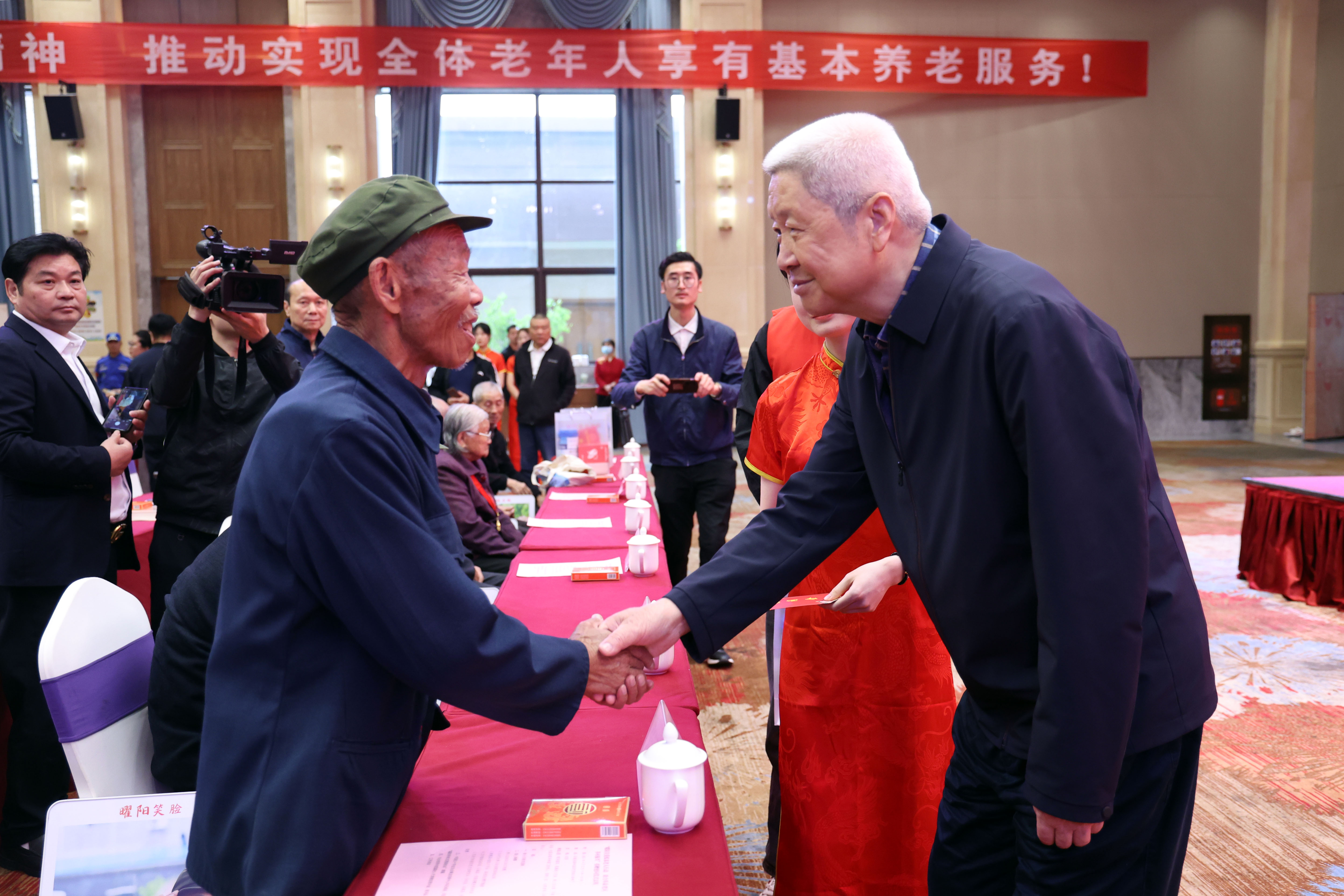3、慰问孤寡老人代表。.jpg