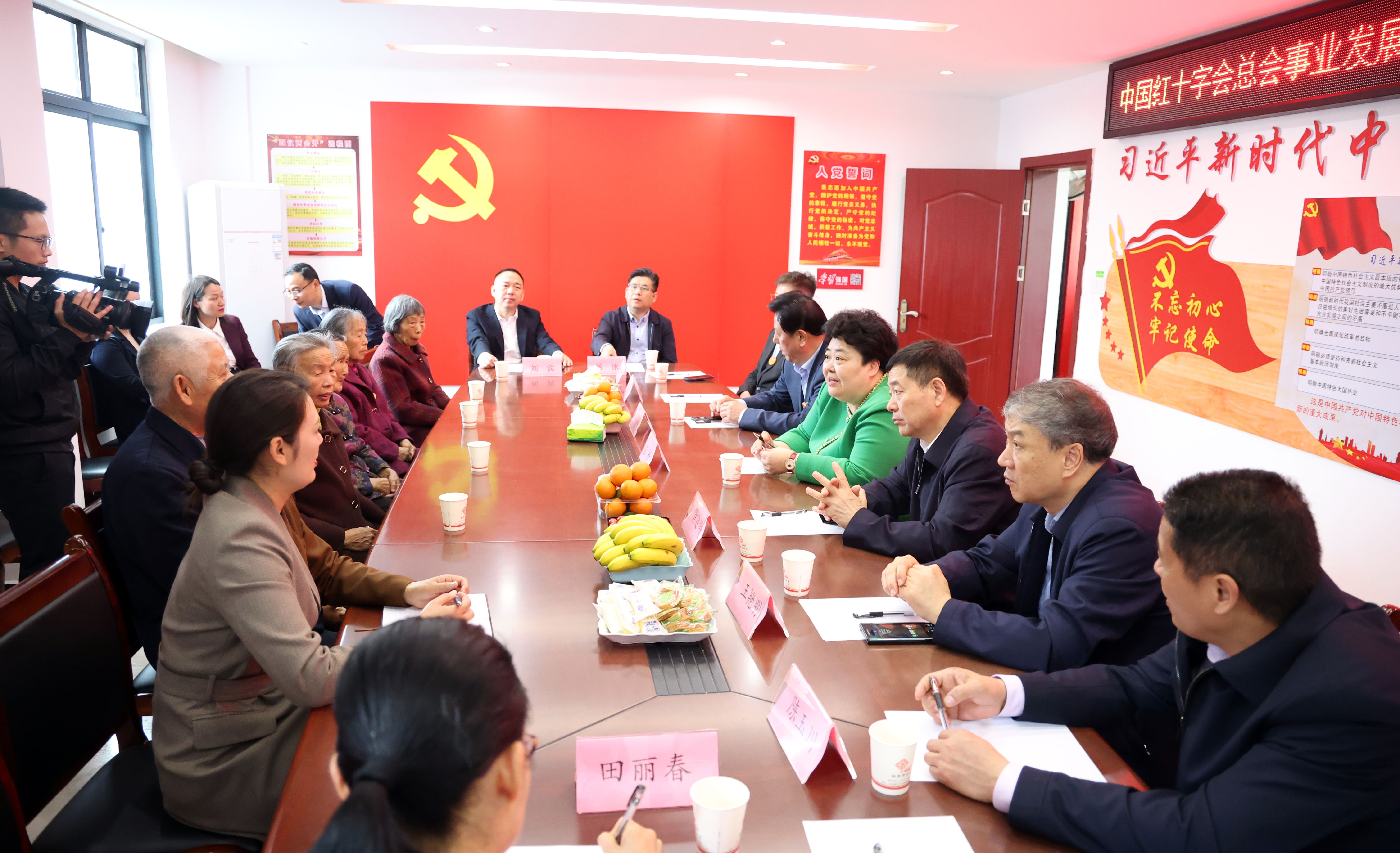 10、江丹主任一行在铜锣湾社区开展曜阳关爱孤寡老人调研并进行座谈交流。.jpg