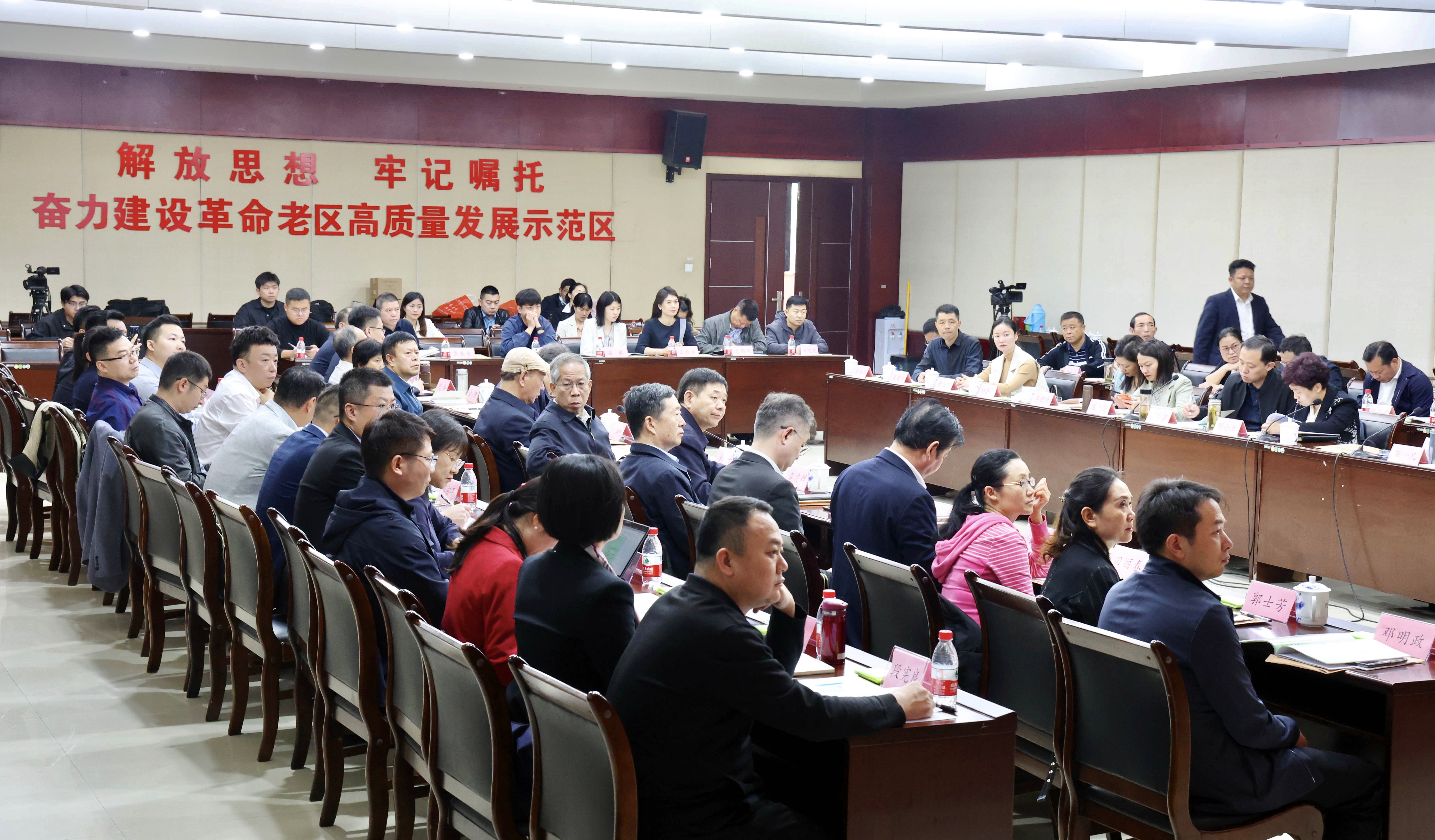 4、“助力革命老区乡村振兴”座谈会现场。.jpg