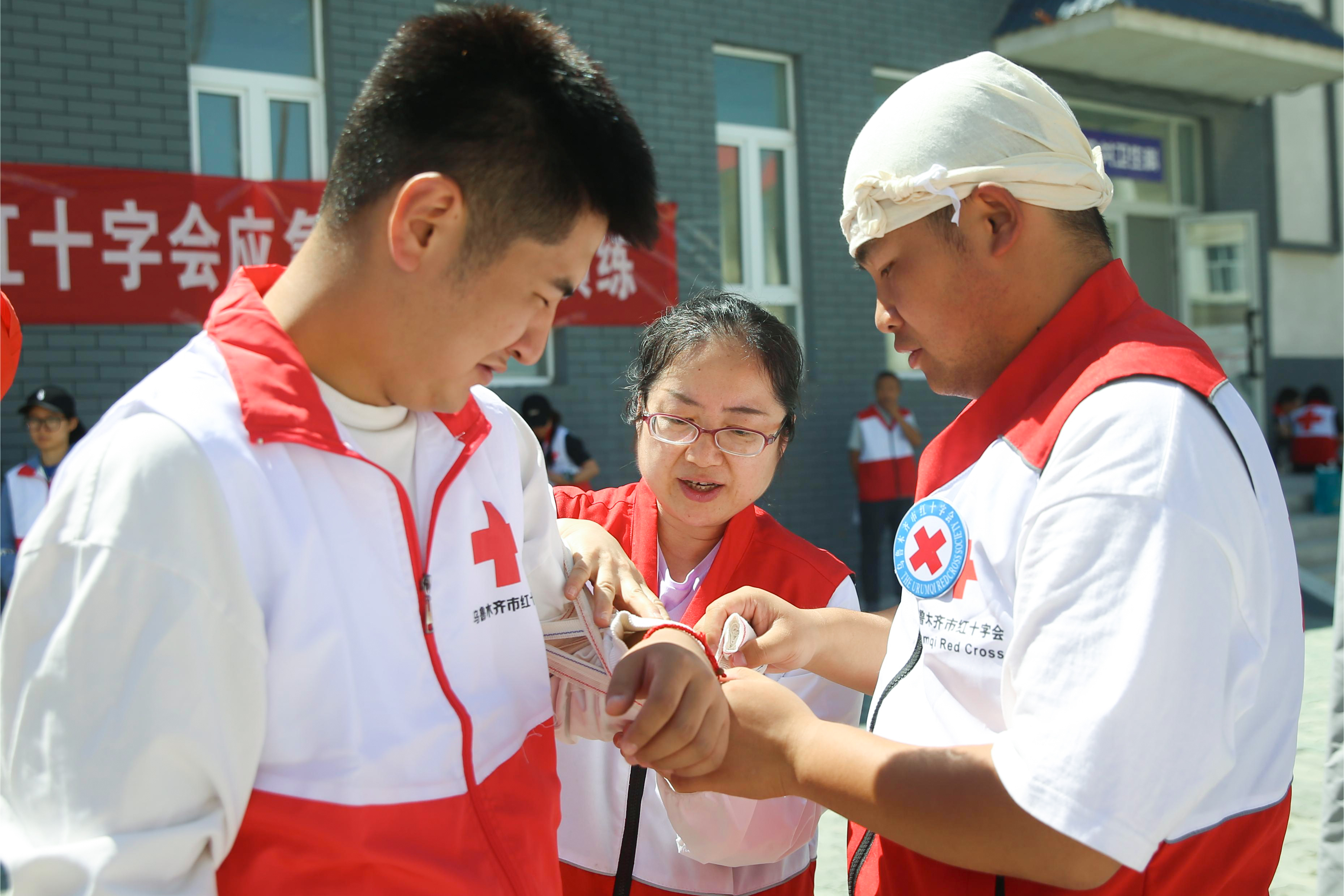 演练现场,市红十字会骨干和志愿者通过搭建帐篷,现场心肺复苏实操