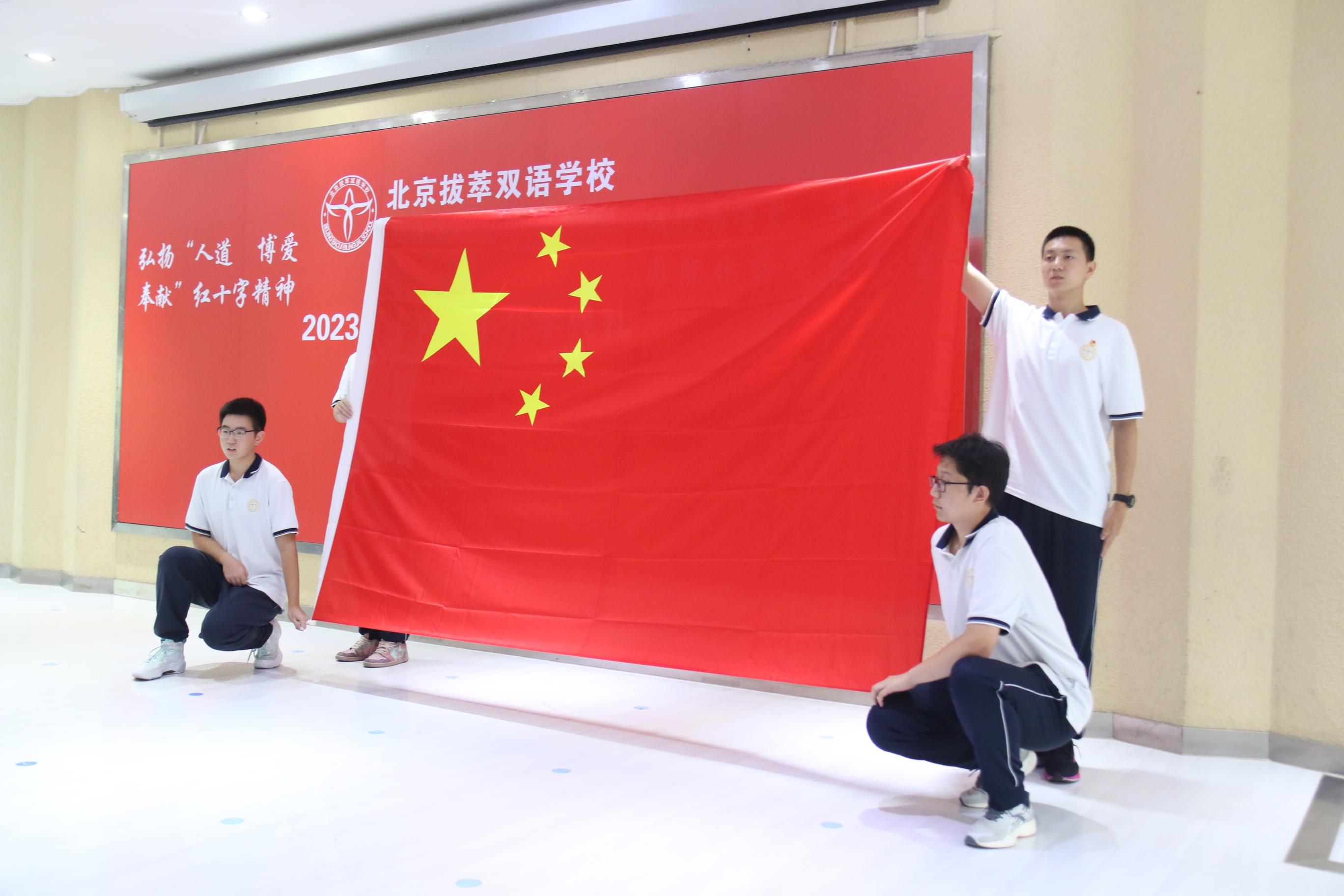 1、开学典礼上举行升国旗仪式。.JPG