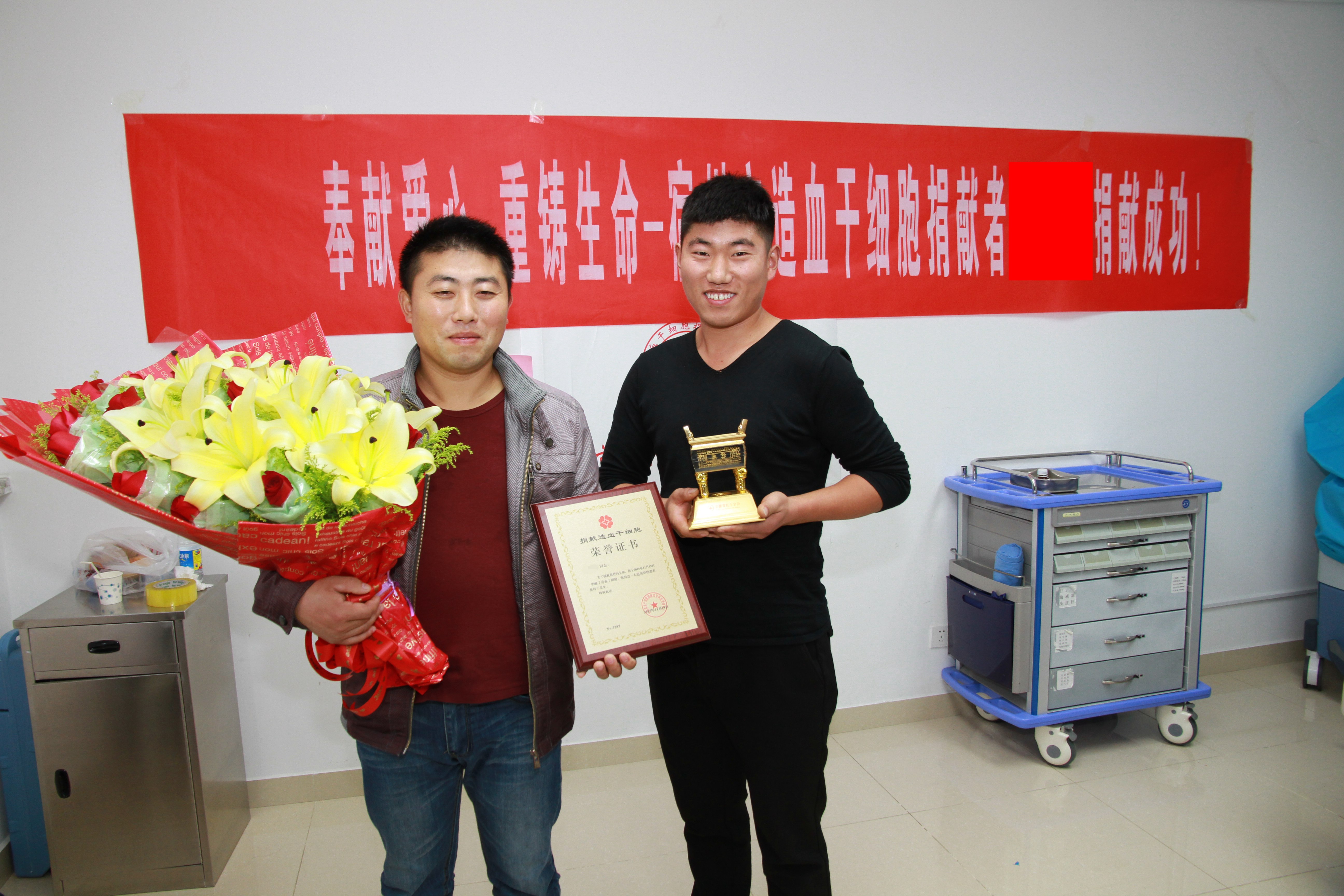 02.2015年玉斗（左）完成捐献时，玉欢陪伴在身边.jpg
