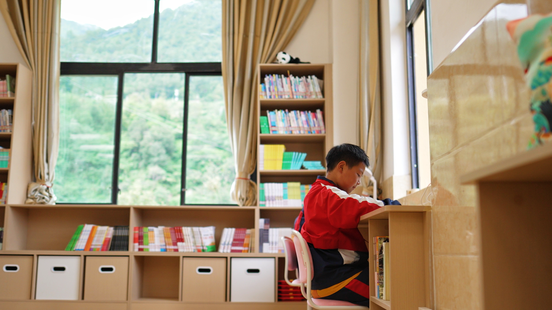 2、孩子们在“拔萃爱心书屋”内阅读书籍。.png
