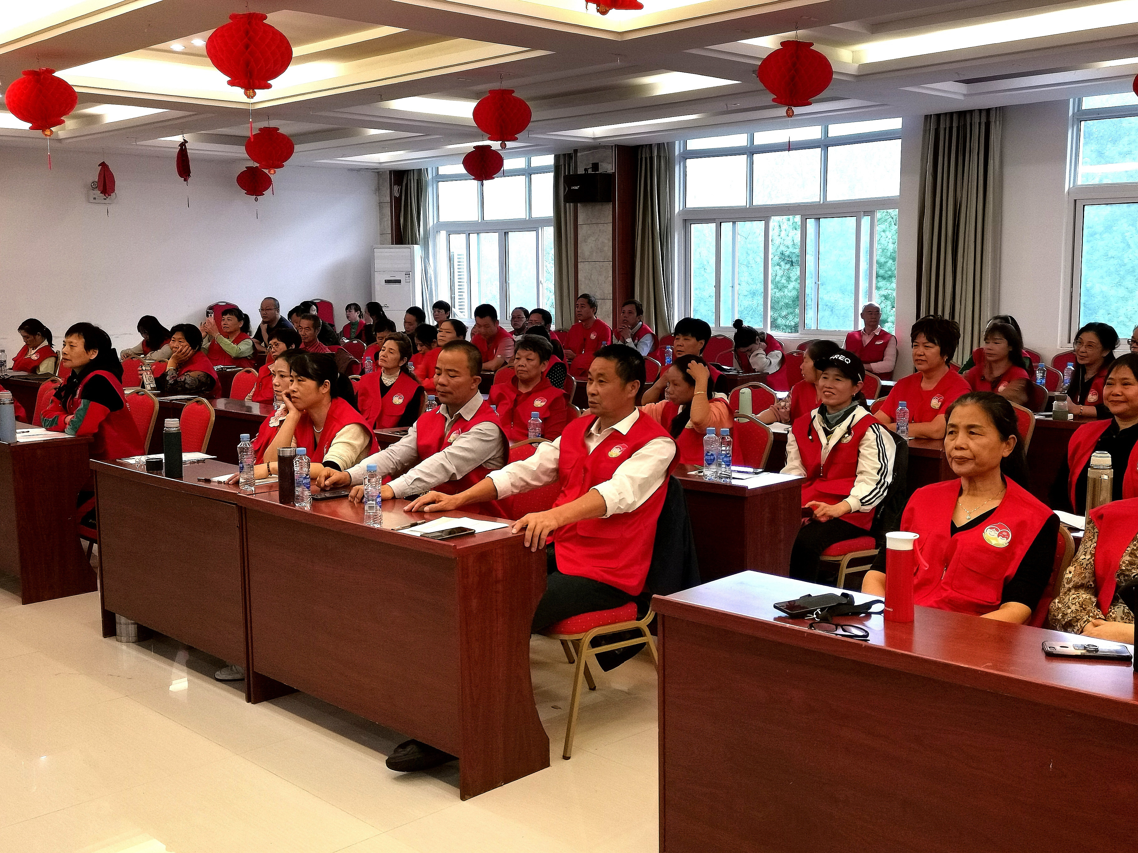 2、培训班学员认真听课。.jpg 2、培训班学员认真听课。.jpg