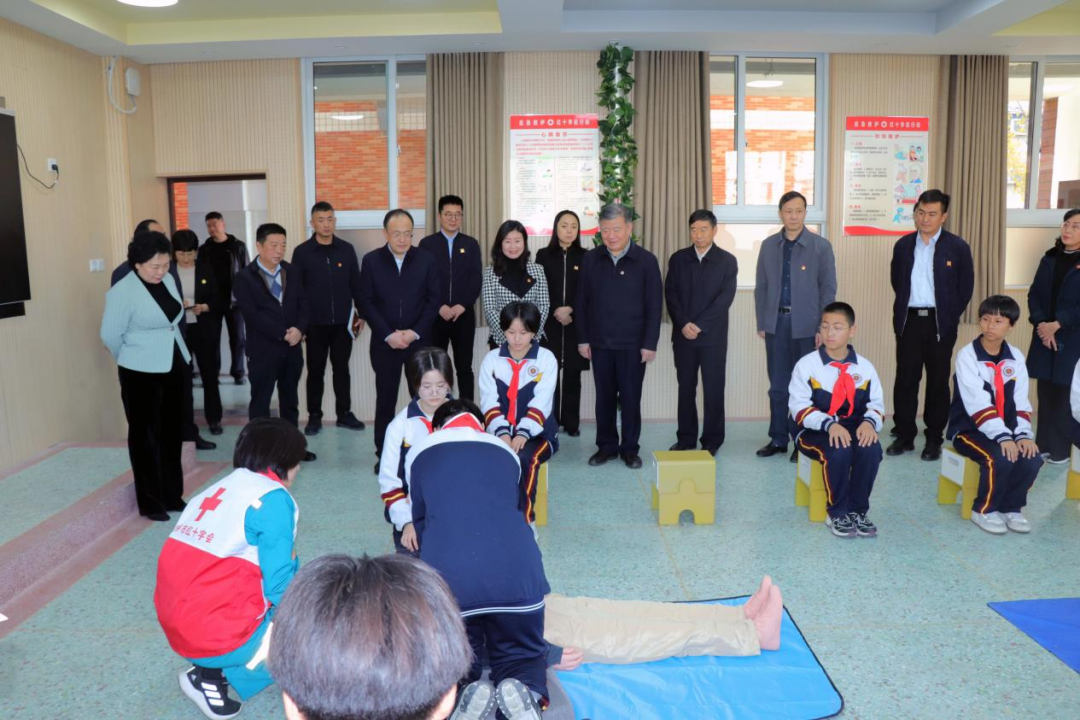 副本中国红十字会会长陈竺赴豫专题调研学校红十字会工作276.png
