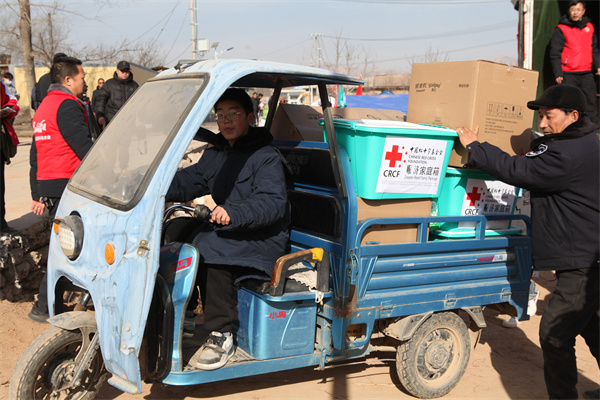 12.22日，青海省民和县中川乡金田村红十字基金会爱心物资运抵金田村安置点.jpg